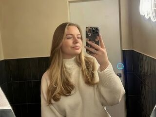 nude webcamgirl AryaThomas