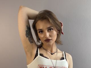 camgirl fingering shaved pussy CammiePratten
