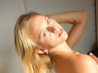 cam girl playing with sextoy JuliaSandri