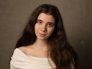 camslut showing tits KalaHemstreet