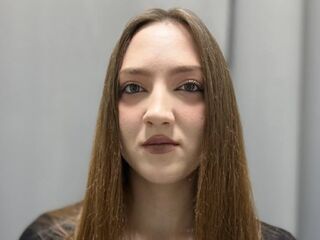 camgirl fingering shaved pussy LisanBrown