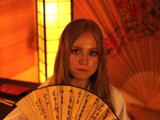 nude webcam girl photo MandiKressierer