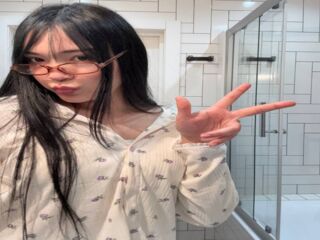 naughty cam girl fingering shaved pussy MilaEva